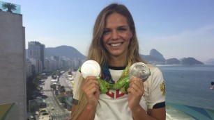Yulia Efimovaは彼女がリオ2016年で獲得した銀メダルを表示する