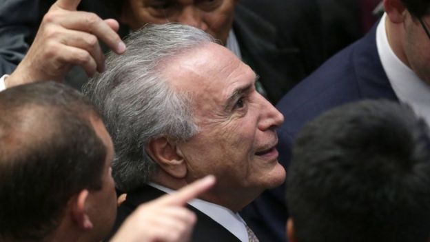 マイケルTemerブラジルの大統領は全国大会で大統領宣誓を、ブラジリアで取るために彼が着くと同時にギャラリーの人々を見る