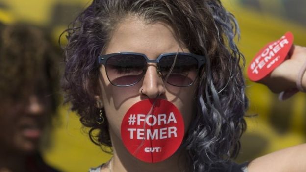 ジルマ・ルセフのサポータはポルトガル語を読取るステッカーで、彼女の口覆った;