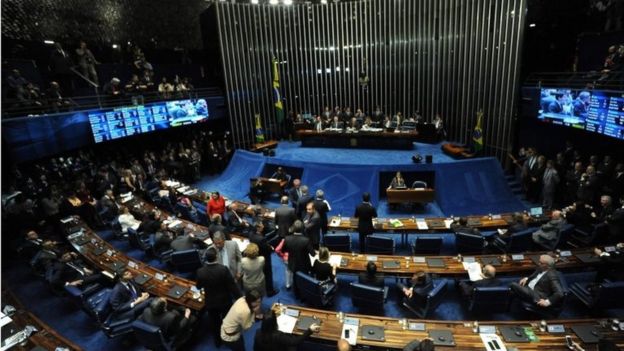 2016年8月31日にブラジリアの上院で中断された大統領に対してジルマ・ルセフ弾劾の投票の間に、取られる上院の本会議の映像。