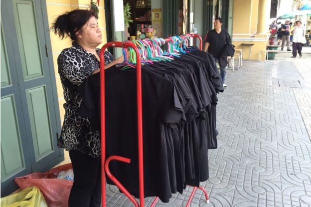 露店商人は2016年10月14日に嘆く期間の間に黒いTシャツを販売している