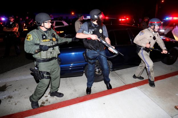 Costa Mesa、カリフォルニア、4月28日の警察