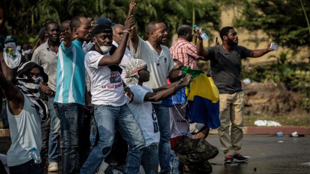 Gabonese反対派勢力の指導者ジャン・ピンのサポータは保安部隊に直面する