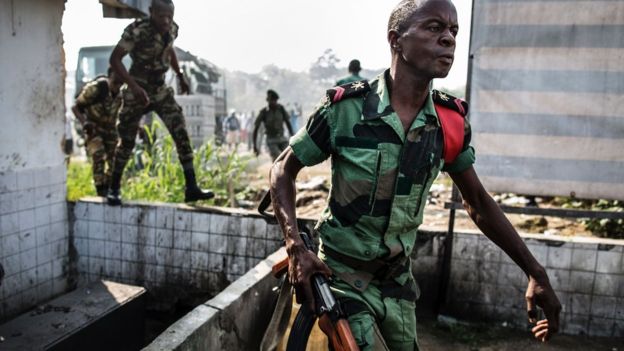 Gabonese兵士は反対派勢力の指導者のジャン・ピンの抗議のサポータとして位置を取るために走る