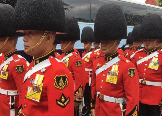 2016年10月14日にバンコクの壮大な宮殿の外で集まる正式の用品類で服を着る兵士