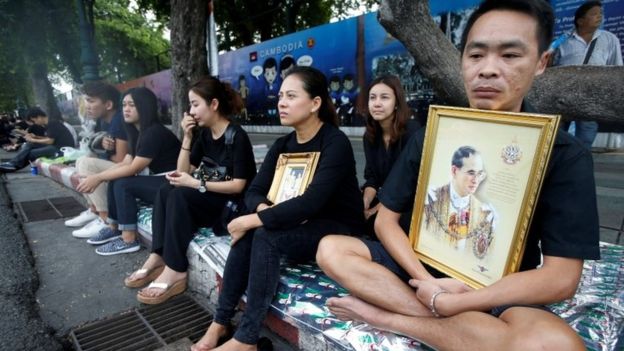 バンコク（2016年10月14日）の葬列のルートに沿うタイ人