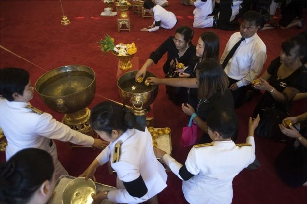 タイ人はバンコク、タイの2016年10月14日に壮大な宮殿で高貴な浸る式に出席する